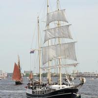 2500_7814 Ein Segelschiff unter Segeln auf der Elbe vor Hamburg. | 